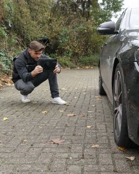 Carsten Heiken fotografiert ein Fahrzeug bei der Besichtigung in Tönisvorst